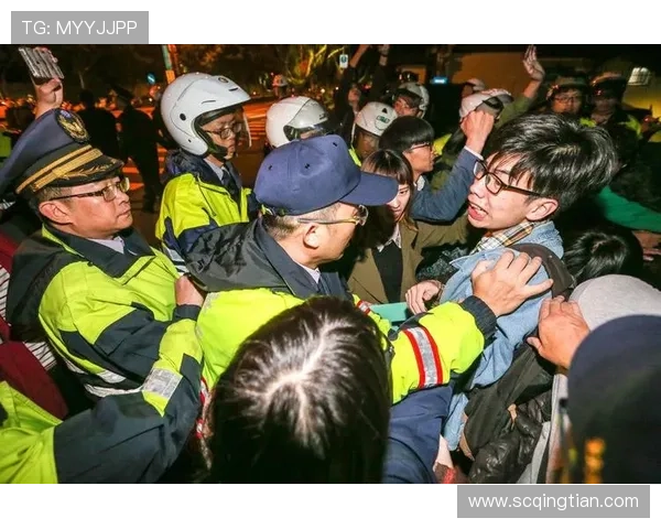 杜伦因肘击阿门面部被判二级恶意犯规遭驱逐场外引发场面混乱